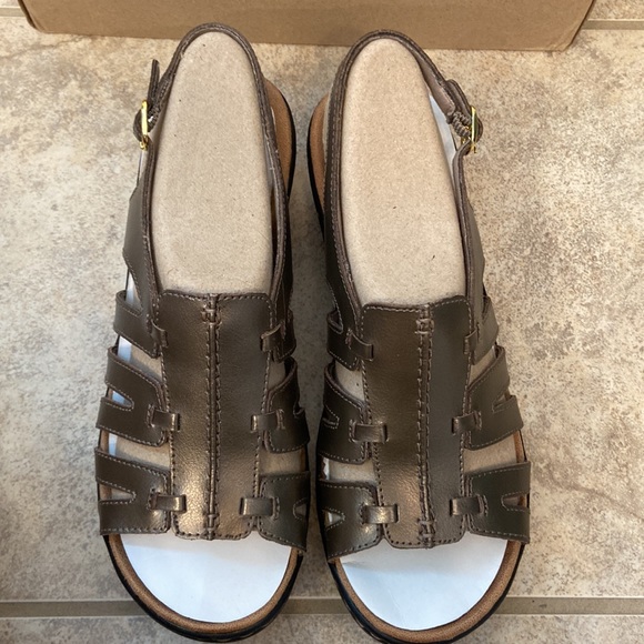 ⭐️NWT Clarks Sandals!!⭐️ - Picture 2 of 9
